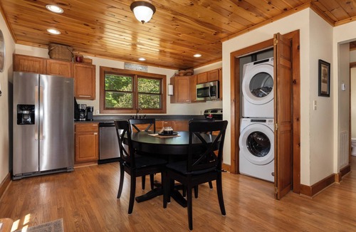 Deep Gap Cabin | Horseshoe Haven *Pets OK* Scrn Porch*Propane Grill *Resort