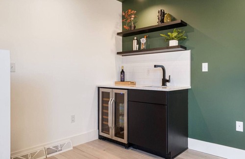 Central Northside Villa | ★ HostWise Stays ★ Botanic Haven| Fire Pit & Skyline Rooftop Views