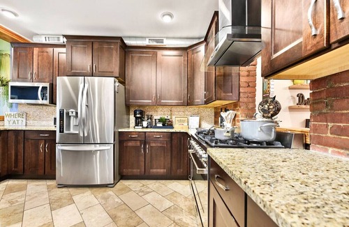 South Side Flats House | ★ HostWise Stays ★ Fire Pit Evenings, Hot Tub, Prime Location & Parking