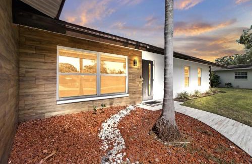 Clearwater House | Hot Tub - Pet Friendly - Mins to Beach - Sleeps 11 - Family