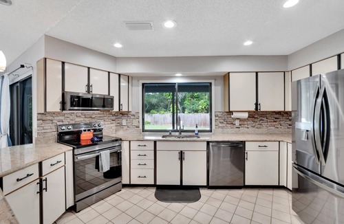 Bearss Plaza House | Hot Tub, Pool, Minutes to Busch Gardens: 3 King Beds, Mini Golf & More!