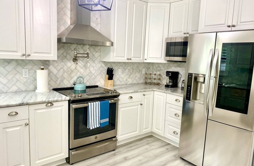 Arlington Park House | House on Hibiscus - New, Close to Beach and Everything Else. Pet Friendly!
