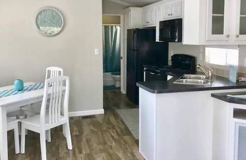 Southgate Apartment | Hummingbird House, New & Cozy