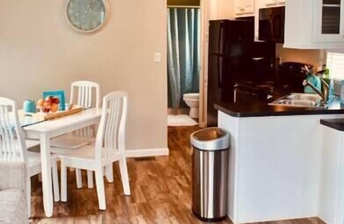 Southgate Apartment | Hummingbird House, New & Cozy