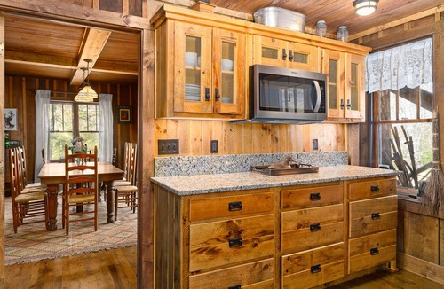 Topton Bed & Breakfast | Hummingbird Suite (Second Floor, Queen)
