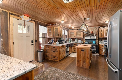 Topton Bed & Breakfast | Hummingbird Suite (Second Floor, Queen)