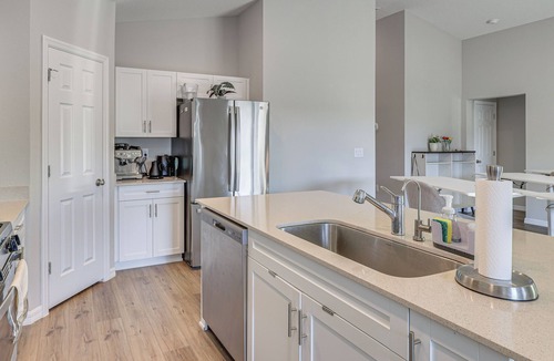 Balm House | Hybrid Work Retreat in Lithia w/ Pool Access!
