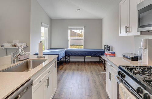 Balm House | Hybrid Work Retreat in Lithia w/ Pool Access!
