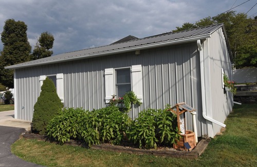 Bedford Apartment | Hydrangea Hideaway Charming One or Two-Person Getaway Studio in Historic Bedford
