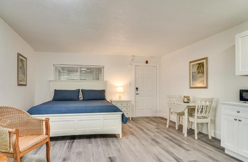 Pass-a-Grille Historic District Apartment | Idyllic Pass-A-Grille Studio - Walk to the Beach!