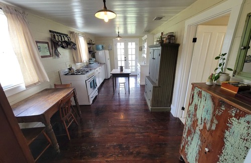 Dade City House | Idyllic Storybook Farmhouse, Private Lake & Dock!