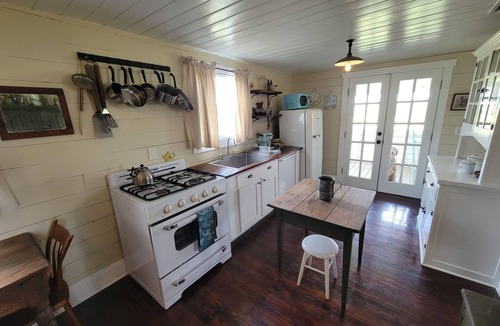 Dade City House | Idyllic Storybook Farmhouse, Private Lake & Dock!