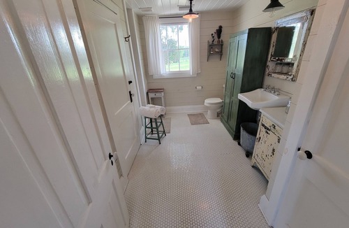 Dade City House | Idyllic Storybook Farmhouse, Private Lake & Dock!