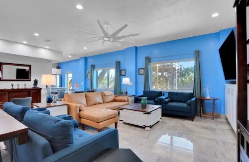 Painters Hill House | Immaculate, modern stay steps to beach with amazing ocean views