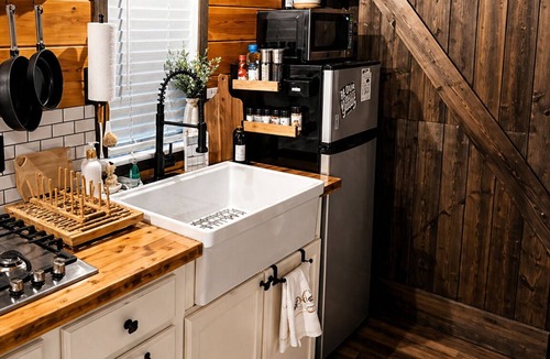 Centre House | Intimate Tiny Home Escape- Hot Tub-Fire Pit- Private Half Acre Near Weiss Lake