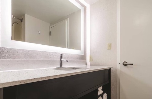Myrtle Beach Hotel | Inviting Space for Poolside Fun & Beachwalk Adventures, Ideal for Families