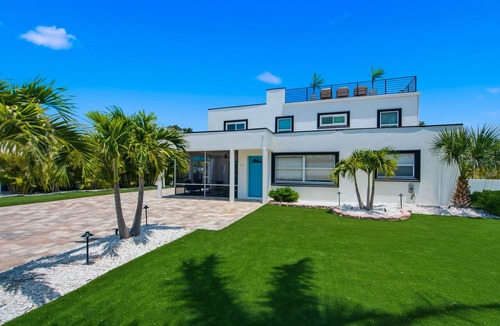Indian Rocks Beach House | IRB Vice, golf cart, rooftop deck & heated pool