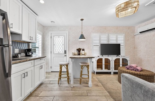 Clearwater Beach House | Island Vibes Cottage - Amazing Location