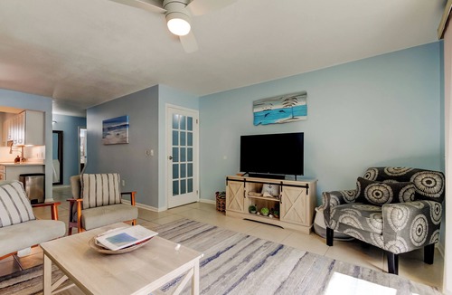 Indian Shores House | It’s a SHORE THING-Modern finishes! Short walk to the soft beaches on the Gulf