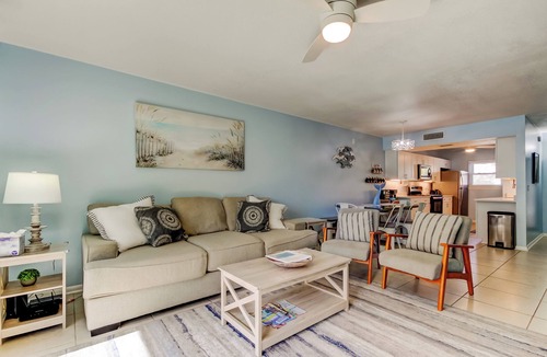Indian Shores House | It’s a SHORE THING-Modern finishes! Short walk to the soft beaches on the Gulf