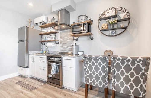 Madeira Beach Apartment | JOHNS PASS "Studio 4" Fisherman's Cove & Cottages
