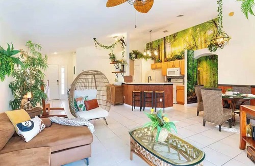 Seasons House | Jungle Theme Getaway w/pool & hot tub