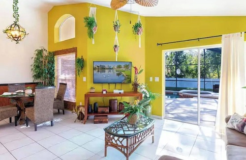 Seasons House | Jungle Theme Getaway w/pool & hot tub