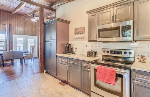Dade City House | Kayaks/Spa/Pool/Firepit/Dog friendly Lakehouse Getaway!