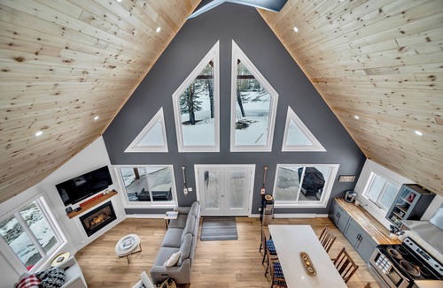 Fort Coulonge Ski Chalet | Kellys On The River Mansfield Quebec - 3 bedrooms with kayaks.