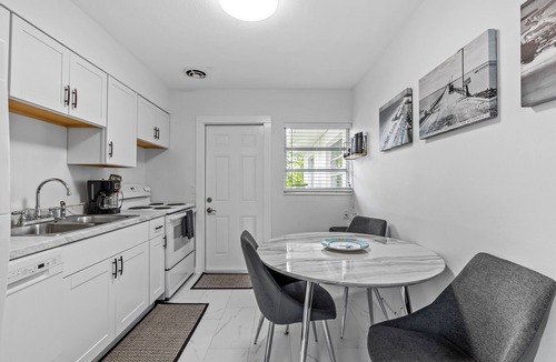 Bay Esplanade Cottage | KEYLIME COTTAGE Heated Pools, steps from the beach perfect location