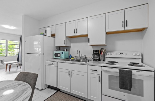 Bay Esplanade Cottage | KEYLIME COTTAGE Heated Pools, steps from the beach perfect location
