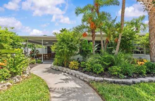 Bay Esplanade Cottage | KEYLIME COTTAGE Heated Pools, steps from the beach perfect location