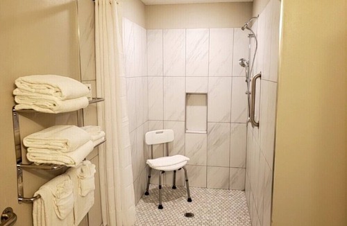 Madeira Beach Hotel | King Accessible Standard Room