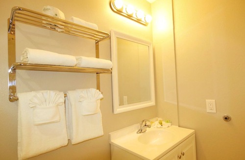 Madeira Beach Hotel | King Accessible Standard Room