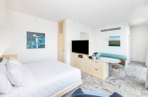 Gainesville Hotel | King ADA Guestroom w/Roll-in Shower | Near UF