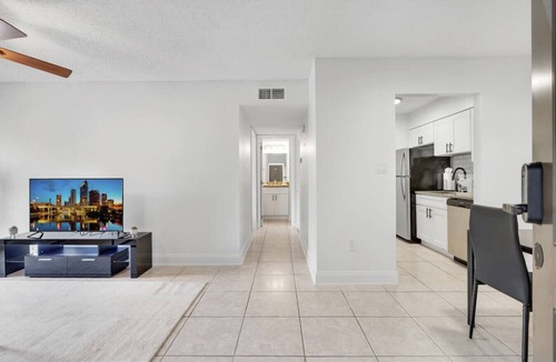 Bayshore Gardens Apartment | King Bayshore Escape | Pool, Gym + FREE Parking