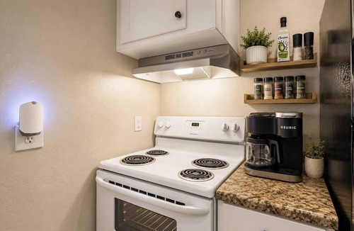 Historic Uptown House | King Bed 1BD 8 min to Downtown & Pier Pet-friendly