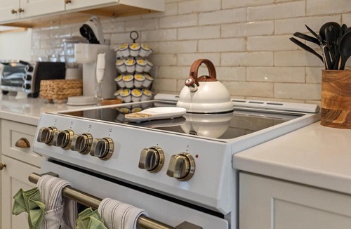 East Durham Ski Chalet | King Bed - EV Charger - 12 Guests - Modern