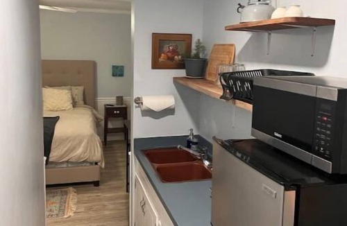 Leesville Apartment | King Bed - Lakeside Escape POD