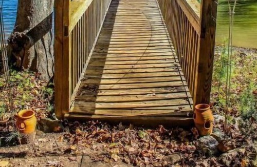 Leesville Apartment | King Bed - Lakeside Escape POD
