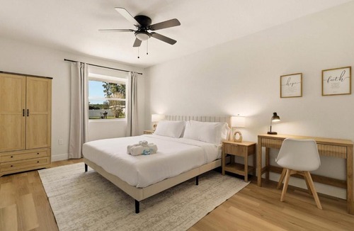 Auburndale House | King Bed Near I-4 | Fast Wi-Fi & Parking