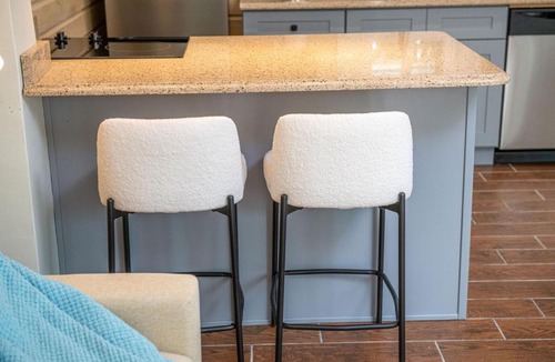 Madeira Beach Hotel | King Bed Step to Madeira Beach Heated Pool Private