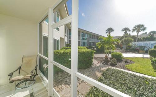 Saint Armands Key Apartment | King Bed - Walk to St. Armand's Circle and Lido Beach in Minutes!