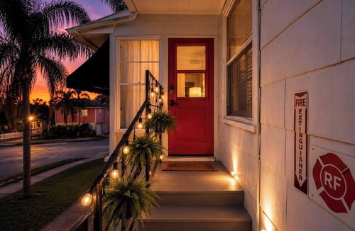 Historic Uptown Apartment | King Size Bed - 1BD 1BA - 5 min to Downtown & Pier