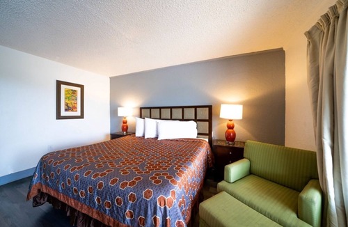 Ocala Hotel | King Size Comfort Off I-75: Quiet Night, Near Ocala Shopping Center!