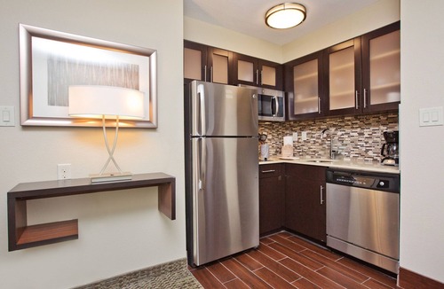 Sweetbriar Apartment | King Studio. Free Breakfast, Gym & Pool Access. Near Downtown Austin!