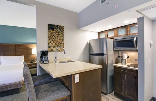 Vaughan Apartment | King Studio Suite w/Full Kitchen + Breakfast