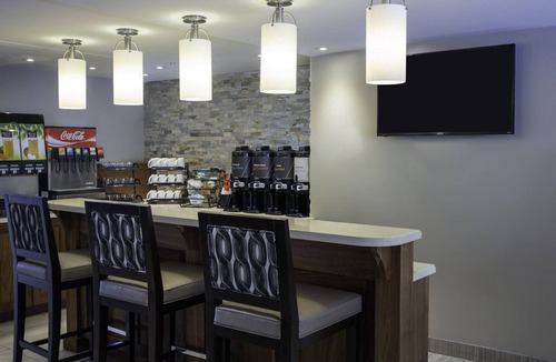 Vaughan Apartment | King Studio Suite w/Full Kitchen + Breakfast