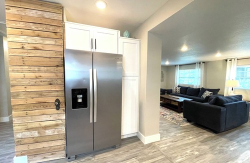 Crystal River House | ☆ King Suite, Arcade Games, Outdoor Space, Close to Downtown!