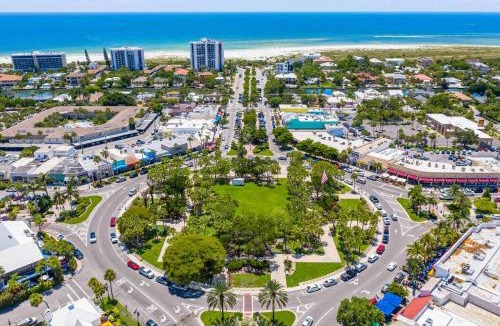 Saint Armands Key House | Kingston Arms 2nd Fl Walk to Beach & St. Armands Circle